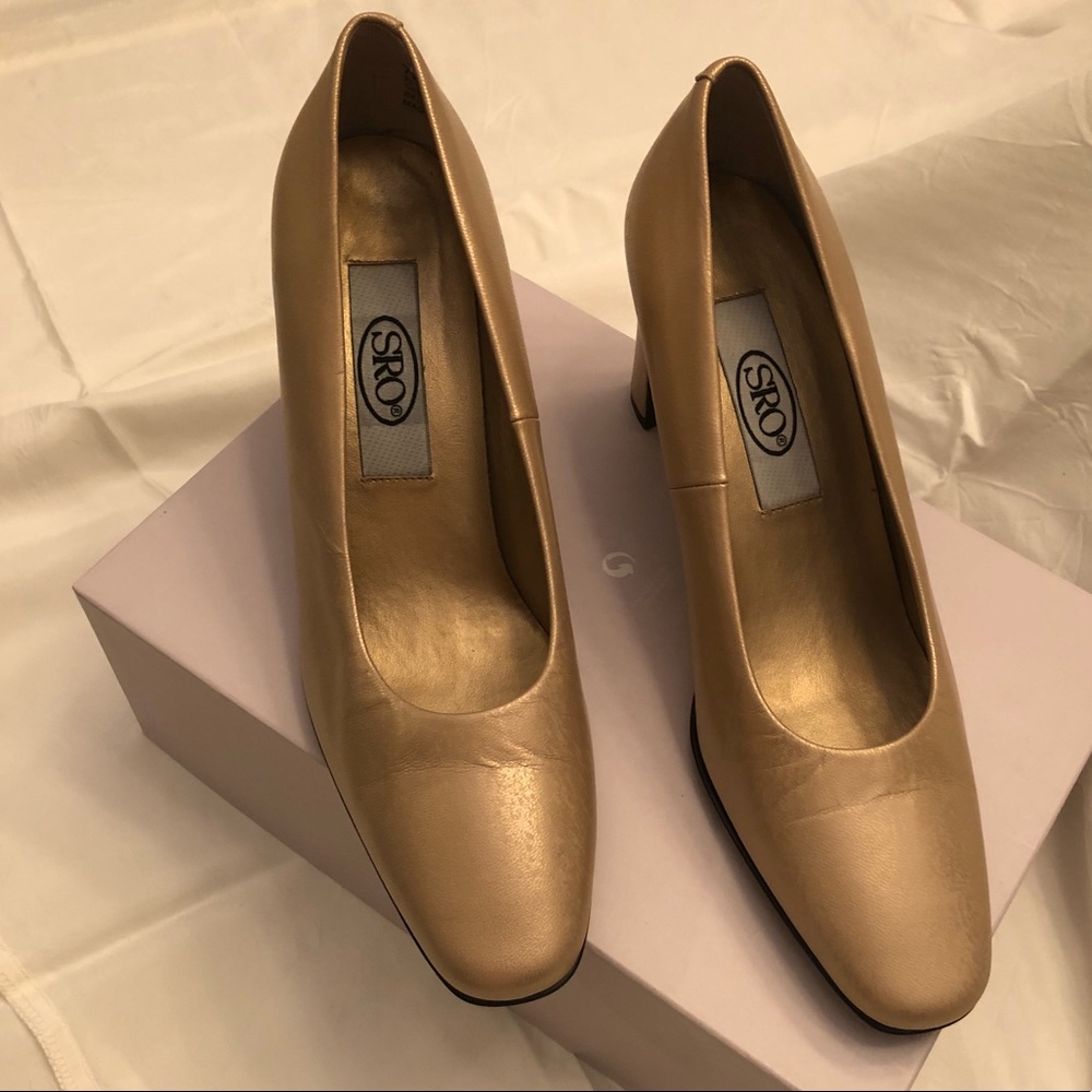 SRO Closed-Toe Gold Pumps